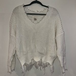 White v-neck fringe sweater